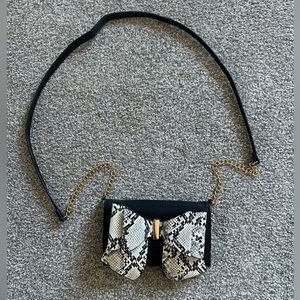 Cute bow crossbody, built in wallet